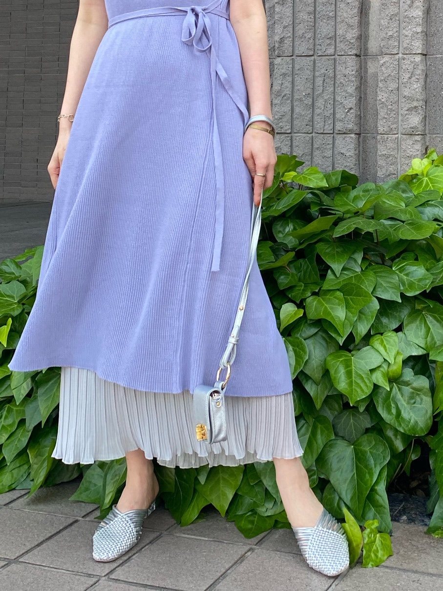 シルバー系のサンダル、ホワイト系のTシャツ/カットソー、ブルー系のワンピースを着用したレディースの春コーディネートの4枚目の写真