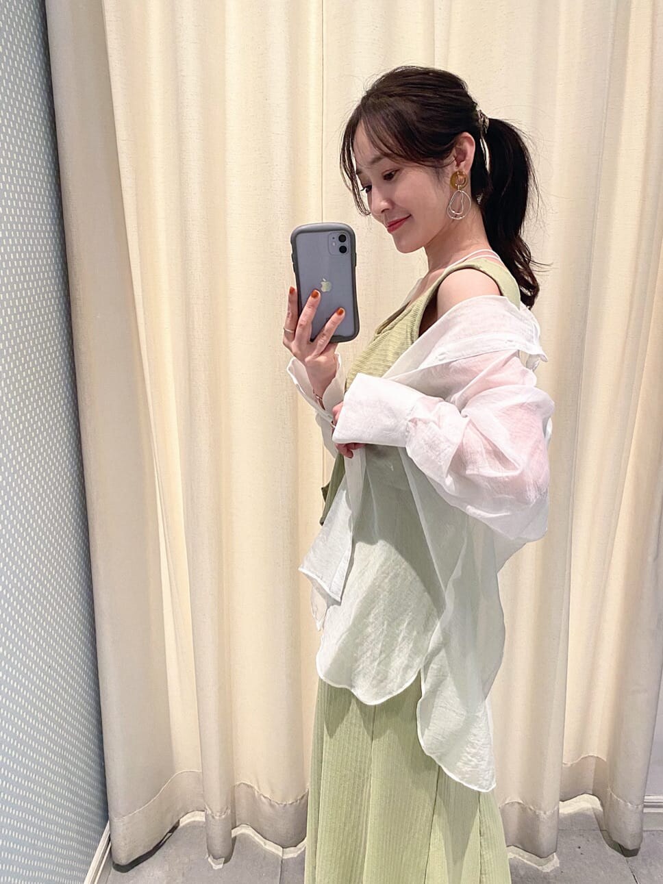 ホワイト系のシャツ/ブラウス、ホワイト系のサンダル、シルバー系のピアス（両耳用）を着用したレディースの夏コーディネートの3枚目の写真