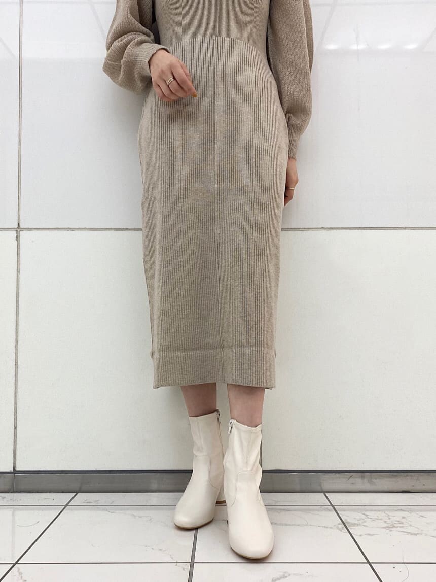 ベージュ系のワンピース、ホワイト系のその他シューズ、ホワイト系のTシャツ/カットソーを着用したレディースの秋コーディネートの7枚目の写真