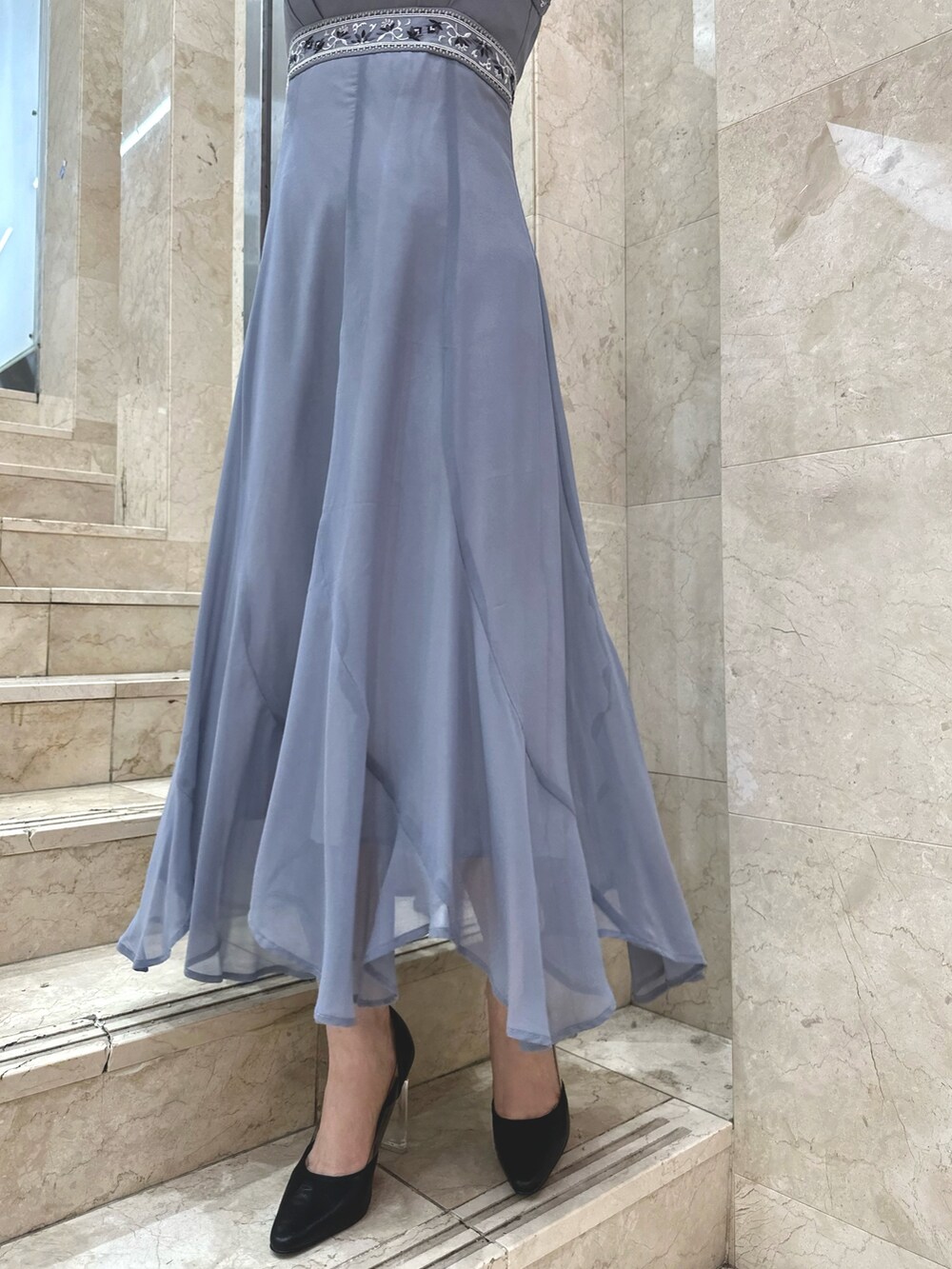 ブラック系のパンプス、ブルー系のドレス、シルバー系のイヤリングを着用したレディースの夏コーディネートの7枚目の写真