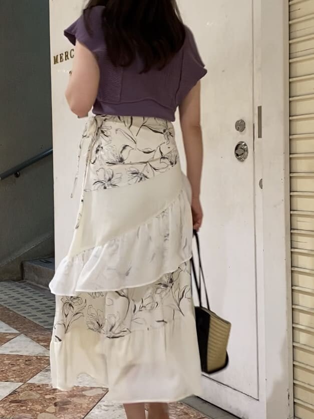 その他のサンダル、ブラック系のトートバッグ、パープル系のニット/セーターを着用したレディースの夏コーディネートの4枚目の写真