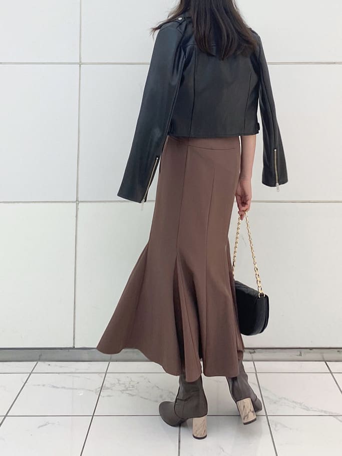 その他のシャツ/ブラウス、ブラック系のテーラードジャケット、ブラウン系のその他シューズを着用したレディースの秋コーディネートの4枚目の写真