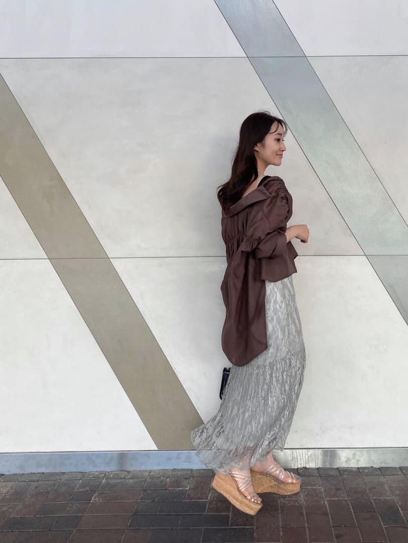 その他のサンダル、ブラック系のショルダーバッグ、ブラック系のキャミソールを着用したレディースの春コーディネートの5枚目の写真