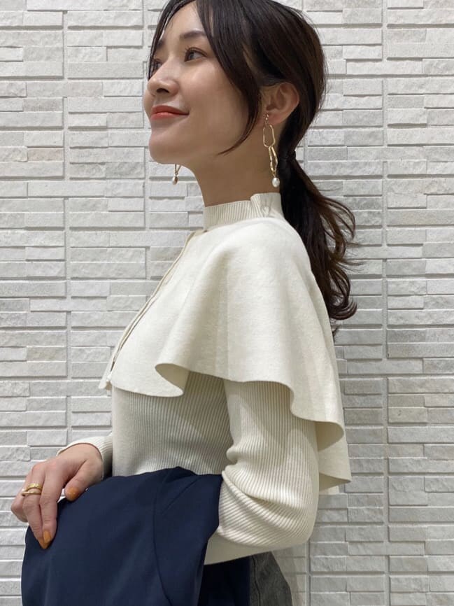 ブラック系のブーツ、ブルー系のテーラードジャケット、グレー系のスカートを着用したレディースの秋コーディネートの9枚目の写真