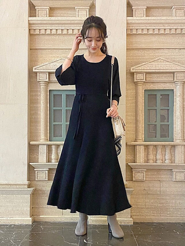 ブラック系のワンピース、その他のイヤリング、その他のストール/ショールを着用したレディースの冬コーディネートの2枚目の写真