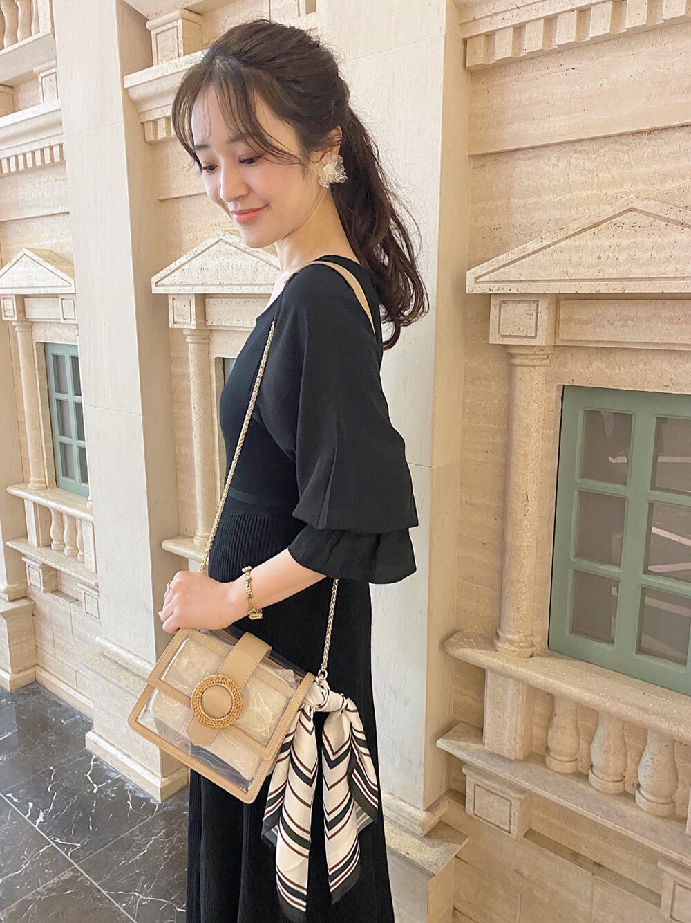 ブラック系のワンピース、その他のイヤリング、その他のストール/ショールを着用したレディースの冬コーディネートの6枚目の写真