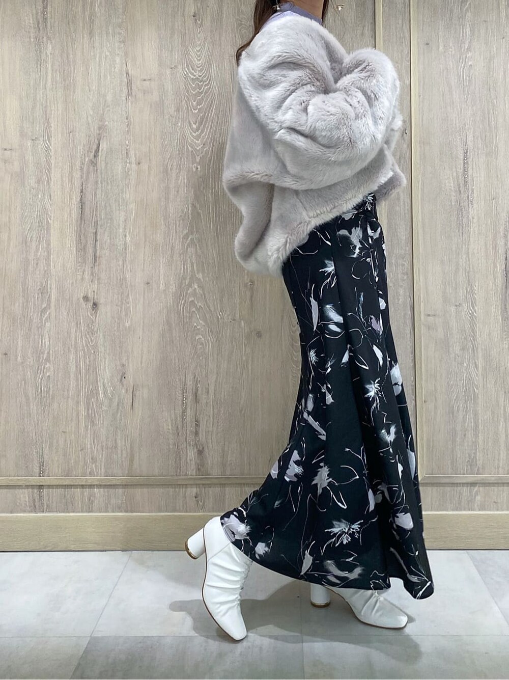 グレー系のその他アウター、パープル系のニット/セーター、ブラック系のスカートを着用したレディースの秋コーディネートの7枚目の写真