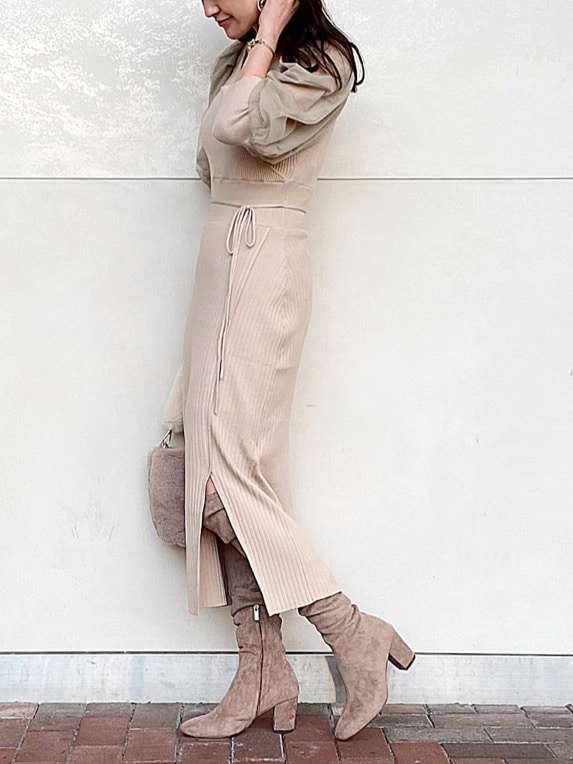 ベージュ系のイヤリングを着用したレディースの秋コーディネートの4枚目の写真