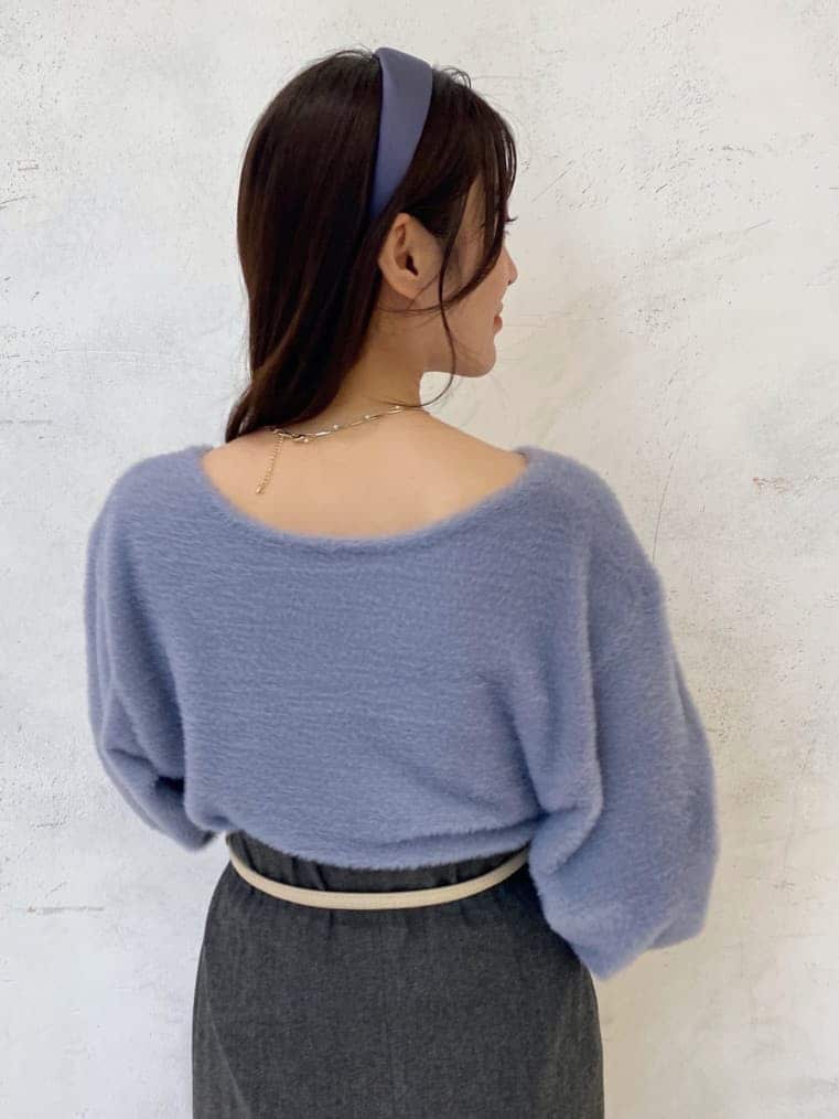 ホワイト系のブーツ、グレー系のスカート、ブルー系のニット/セーターを着用したレディースの秋コーディネートの8枚目の写真