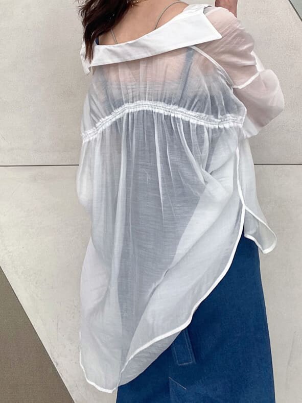 イエロー系のショルダーバッグ、ブルー系のジャンパースカート、ベージュ系のキャミソールを着用したレディースの春コーディネートの6枚目の写真