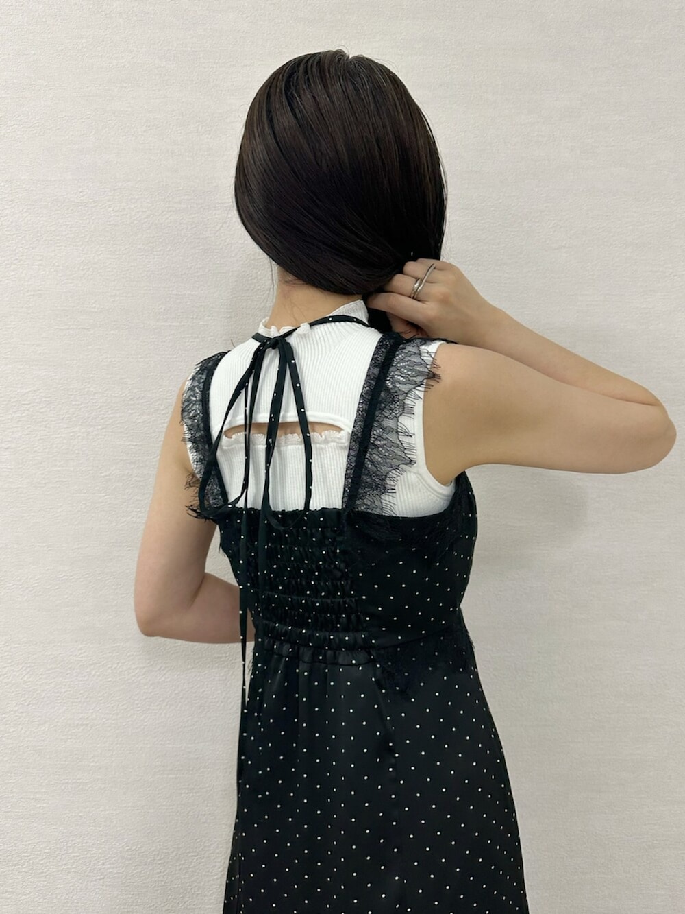 グリーン系のショルダーバッグ、ブラック系のワンピース、ブラック系のブーツを着用したレディースの夏コーディネートの6枚目の写真