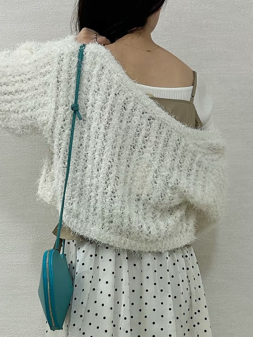 ホワイト系のカーディガン/ボレロ、ベージュ系のワンピース、ホワイト系のニット/セーターを着用したレディースの秋コーディネートの6枚目の写真
