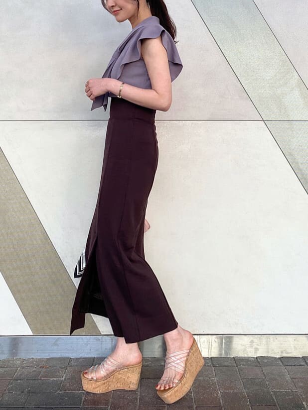 ピンク系のショルダーバッグ、グレー系のニット/セーター、ブラウン系のスカートを着用したレディースの春コーディネートの5枚目の写真