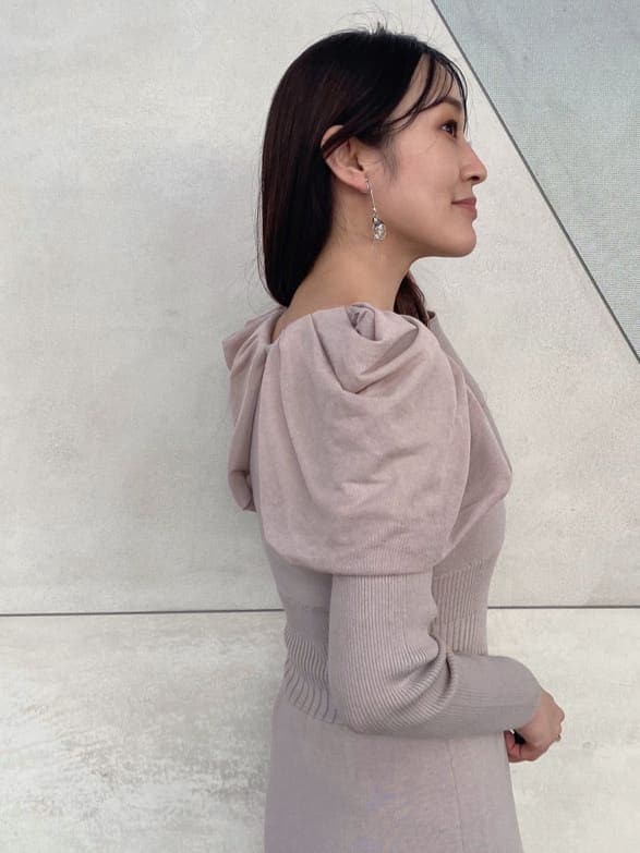 ホワイト系のキャミソール、ベージュ系のブーツ、ベージュ系のワンピースを着用したレディースの秋コーディネートの6枚目の写真