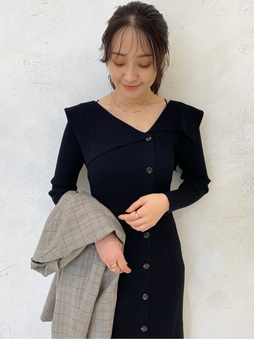 ブラウン系のブーツ、その他のテーラードジャケット、ブラック系のワンピースを着用したレディースの秋コーディネートの8枚目の写真