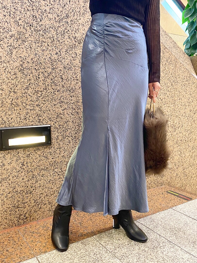 ブラック系のブーツ、ベージュ系のイヤリングを着用したレディースの秋コーディネートの4枚目の写真