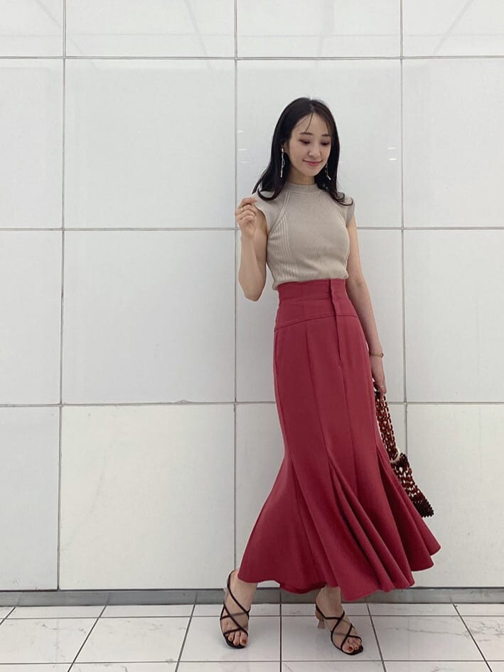 ベージュ系のTシャツ/カットソー、ベージュ系のニット/セーター、ブラウン系のサンダルを着用したレディースの夏コーディネートの2枚目の写真