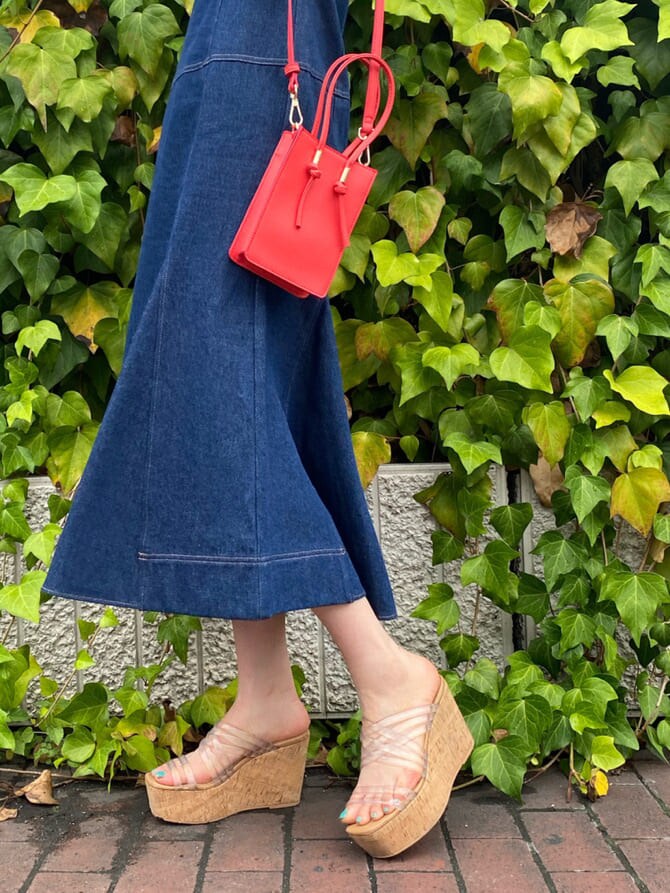 その他のサンダル、ブルー系のワンピース、レッド系のハンドバッグを着用したレディースの夏コーディネートの10枚目の写真
