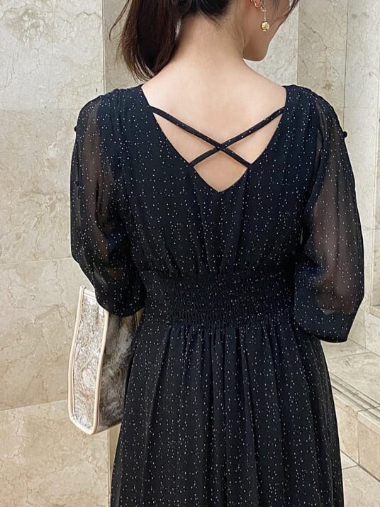 ベージュ系のハンドバッグ、ホワイト系のテーラードジャケット、ベージュ系のブーツを着用したレディースの秋コーディネートの9枚目の写真