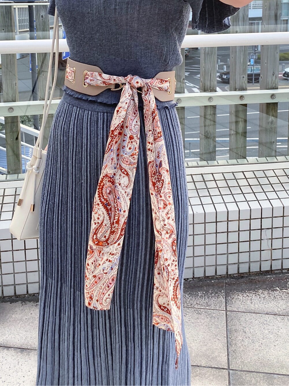 ブルー系のワンピース、ブラウン系のその他シューズ、ホワイト系のハンドバッグを着用したレディースの夏コーディネートの7枚目の写真