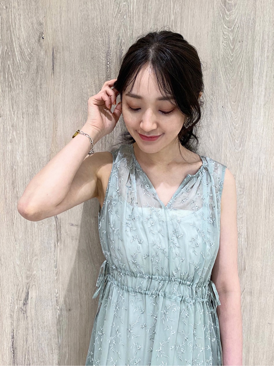 ホワイト系のTシャツ/カットソー、ブラック系のトートバッグ、ブラック系のサンダルを着用したレディースの春コーディネートの6枚目の写真