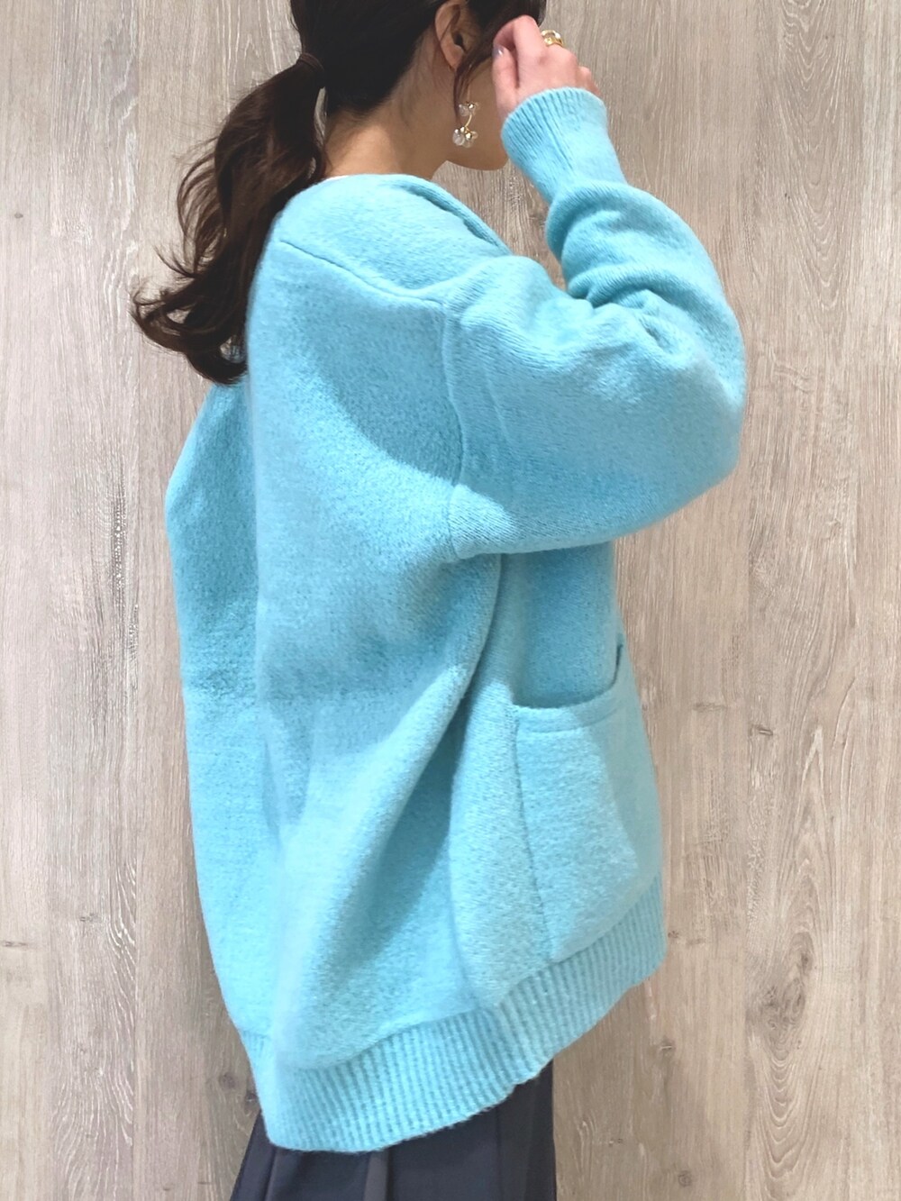 ホワイト系のローファー、グレー系のスカート、グリーン系のカーディガン/ボレロを着用したレディースの冬コーディネートの7枚目の写真