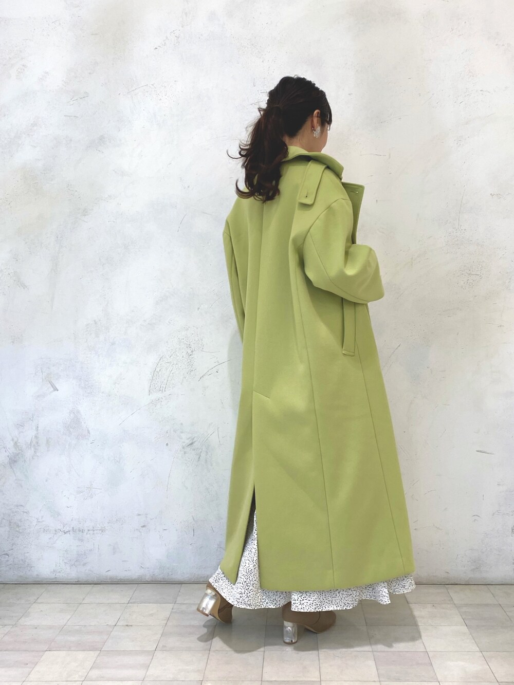 ベージュ系のブーツ、ホワイト系のワンピース、ホワイト系のワンピースを着用したレディースの秋コーディネートの4枚目の写真