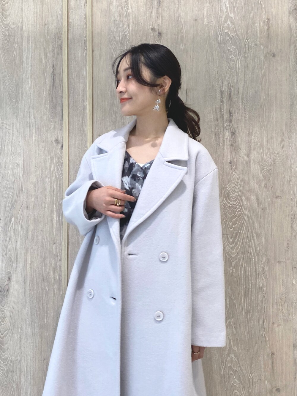 ベージュ系のブーツ、ピンク系のチェスターコート、ブラック系のワンピースを着用したレディースの冬コーディネートの6枚目の写真