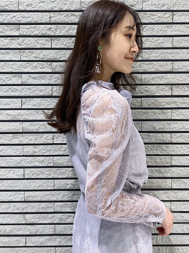 ホワイト系のTシャツ/カットソー、パープル系のシャツ/ブラウス、パープル系のスカートを着用したレディースの冬コーディネートの8枚目の写真