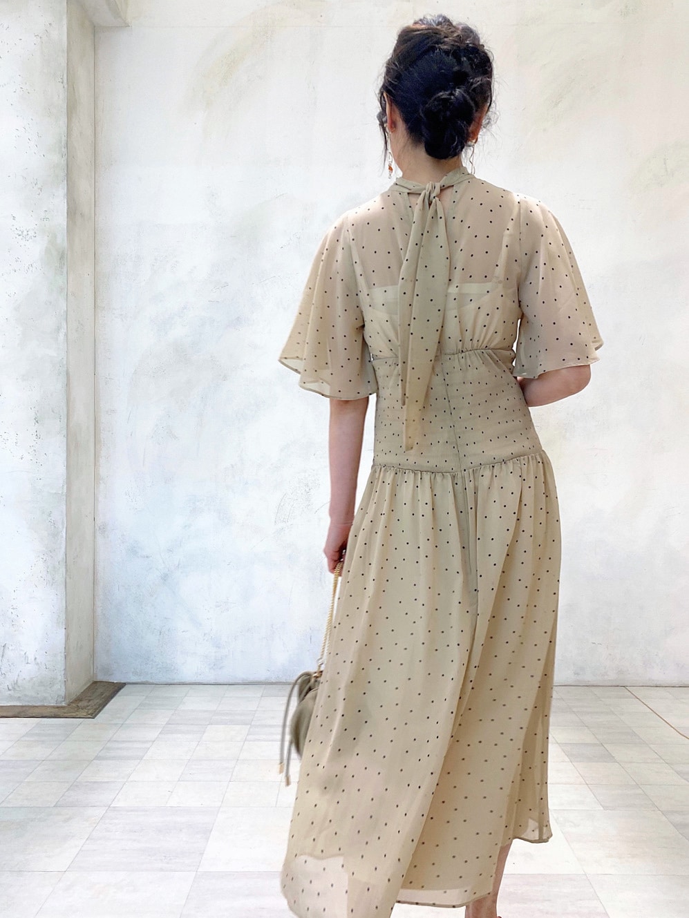 ホワイト系のキャミソール、その他のサンダル、ベージュ系のワンピースを着用したレディースの夏コーディネートの5枚目の写真