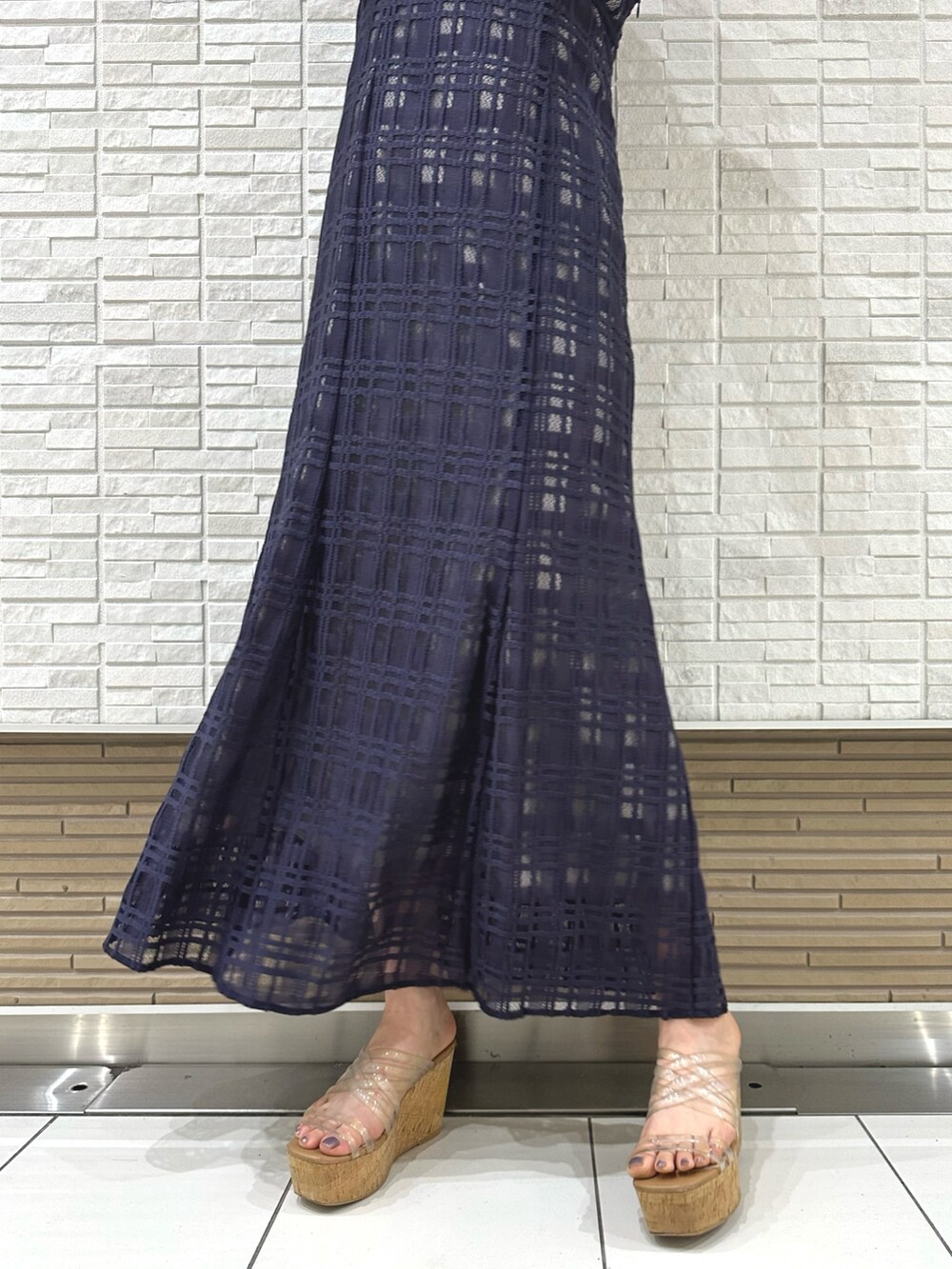 パープル系のワンピース、その他のサンダル、シルバー系のイヤリングを着用したレディースの夏コーディネートの7枚目の写真