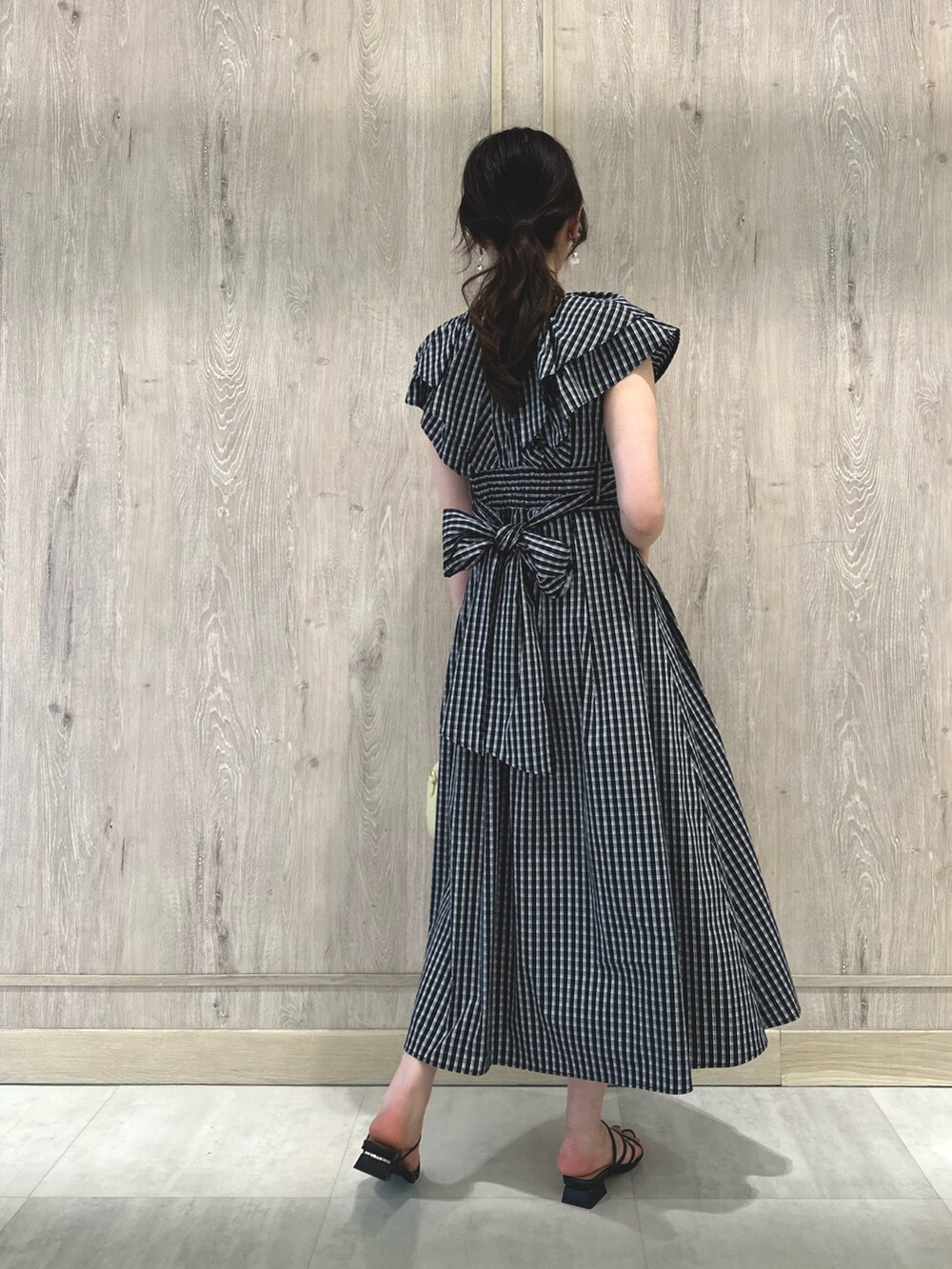 ブラック系のサンダル、その他のワンピース、ホワイト系のチューブトップを着用したレディースの春コーディネートの4枚目の写真