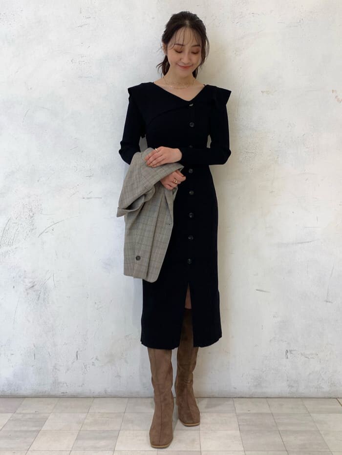 ブラウン系のブーツ、その他のテーラードジャケット、ブラック系のワンピースを着用したレディースの秋コーディネートの7枚目の写真