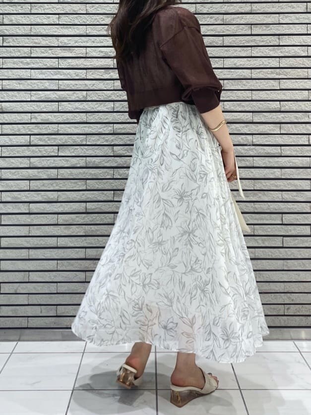 ピンク系のショルダーバッグ、ホワイト系のサンダル、ブラウン系のカーディガン/ボレロを着用したレディースの夏コーディネートの5枚目の写真