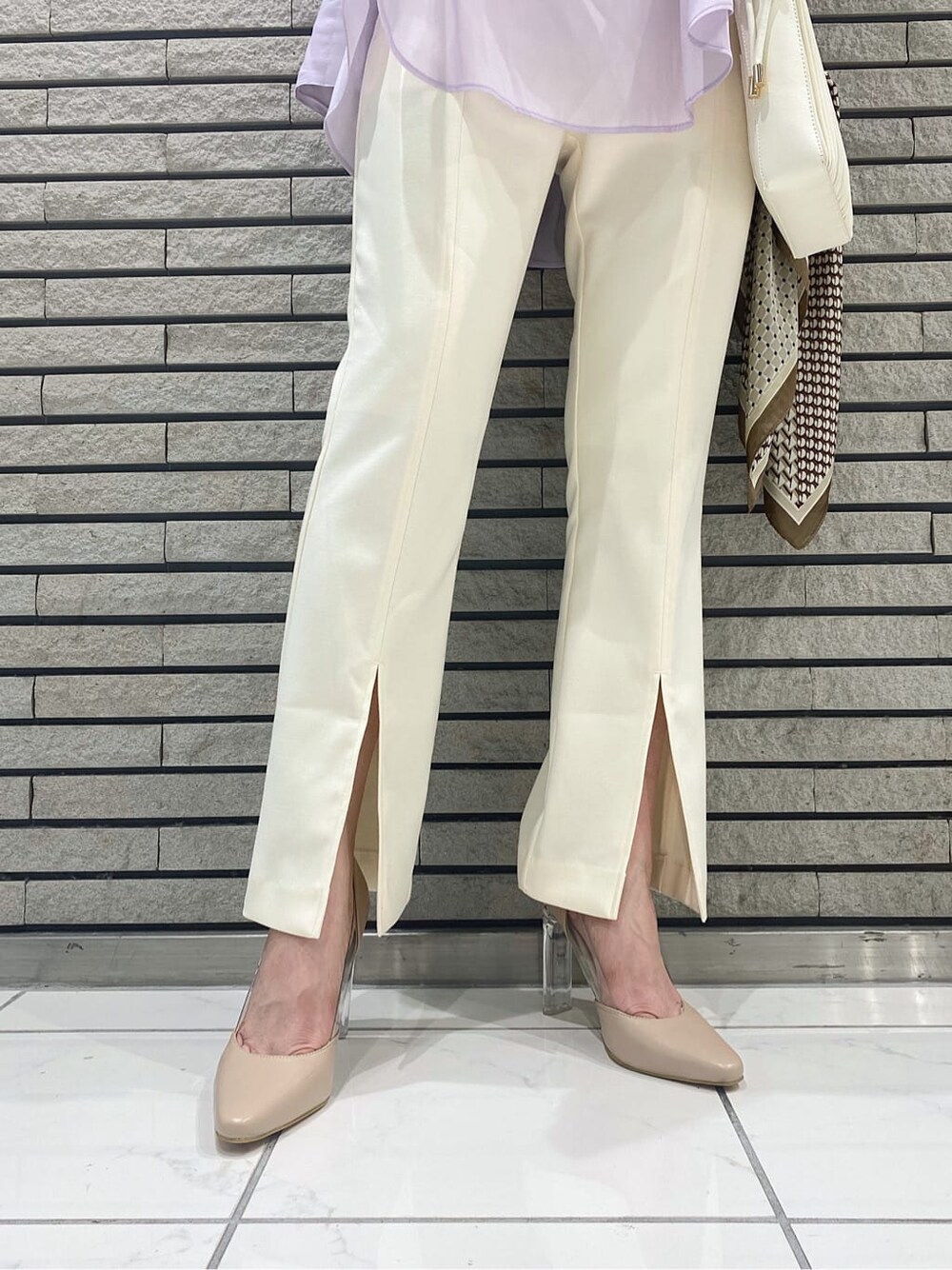 ホワイト系のその他パンツ、ベージュ系のパンプス、ホワイト系のハンドバッグを着用したレディースの夏コーディネートの8枚目の写真