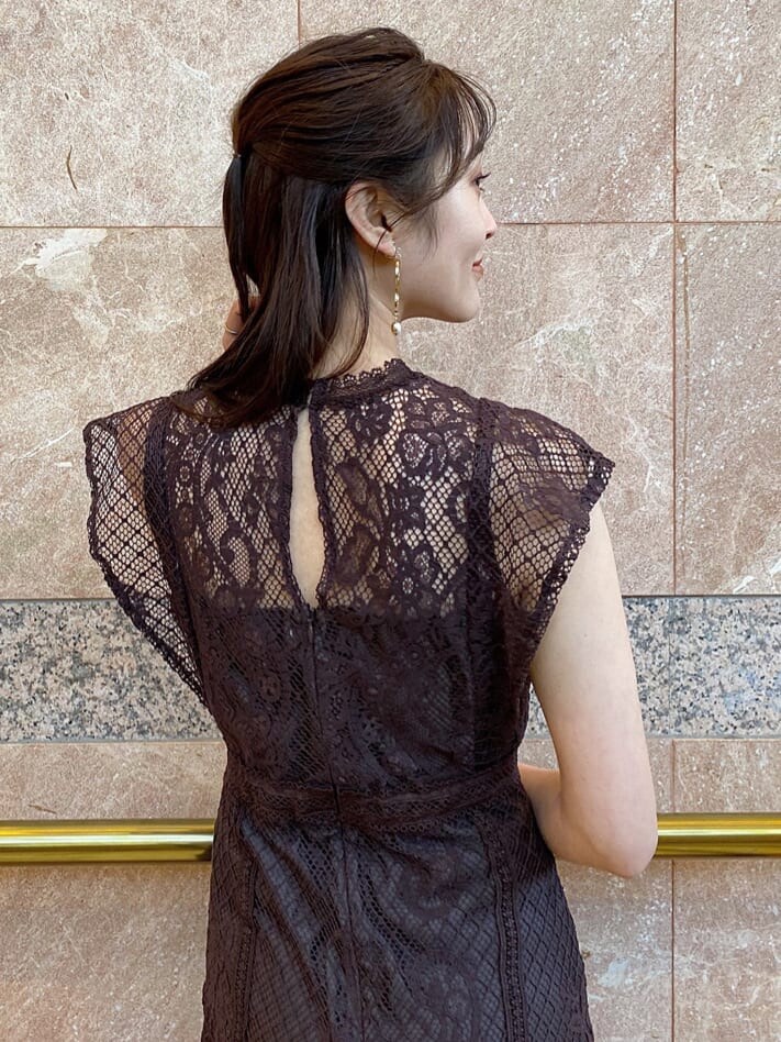 ベージュ系のパンプス、ブラック系のTシャツ/カットソー、ピンク系のその他アウターを着用したレディースの冬コーディネートの9枚目の写真