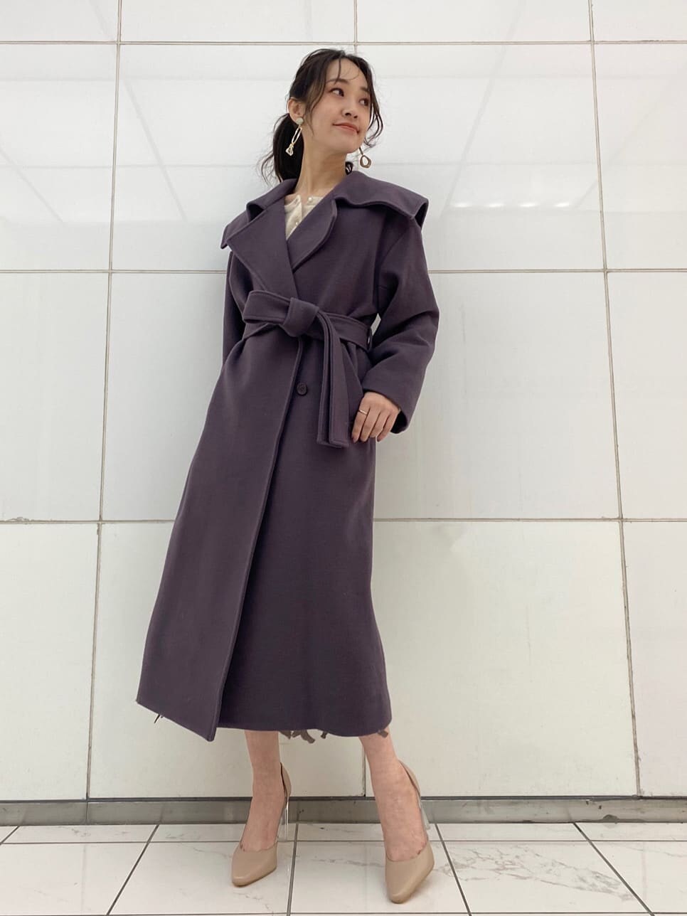 ベージュ系のパンプス、パープル系のチェスターコート、ホワイト系のニット/セーターを着用したレディースの冬コーディネートの5枚目の写真