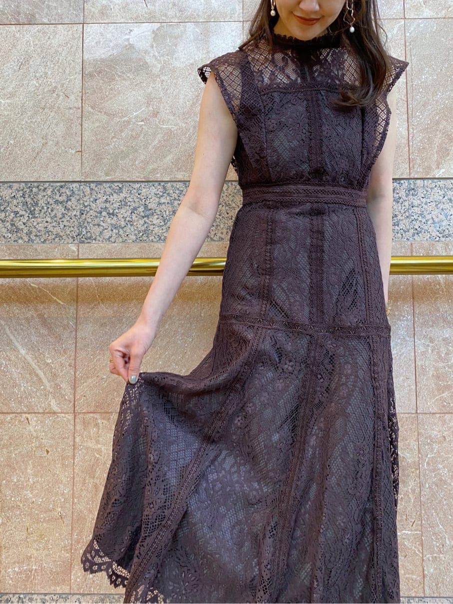 ベージュ系のパンプス、ブラック系のTシャツ/カットソー、ピンク系のその他アウターを着用したレディースの冬コーディネートの6枚目の写真