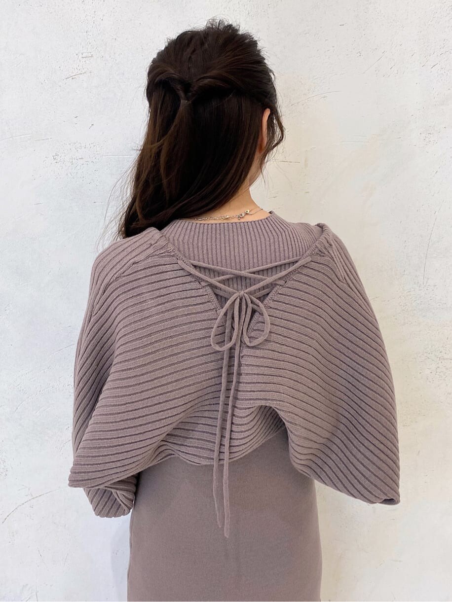 ホワイト系のその他シューズ、ピンク系のワンピース、ホワイト系のハンドバッグを着用したレディースの冬コーディネートの7枚目の写真