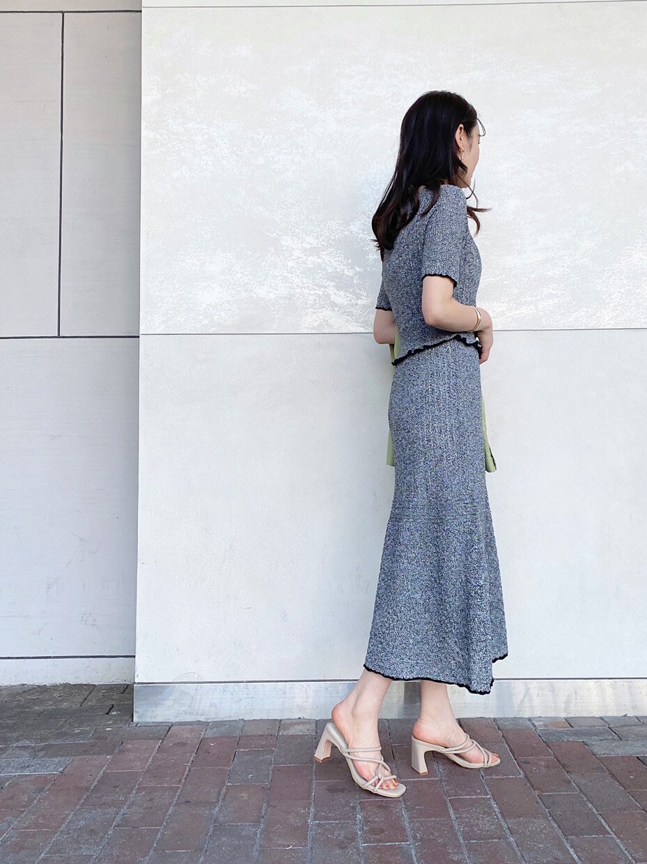 ブラック系のTシャツ/カットソー、イエロー系のテーラードジャケット、その他のワンピースを着用したレディースの春コーディネートの3枚目の写真