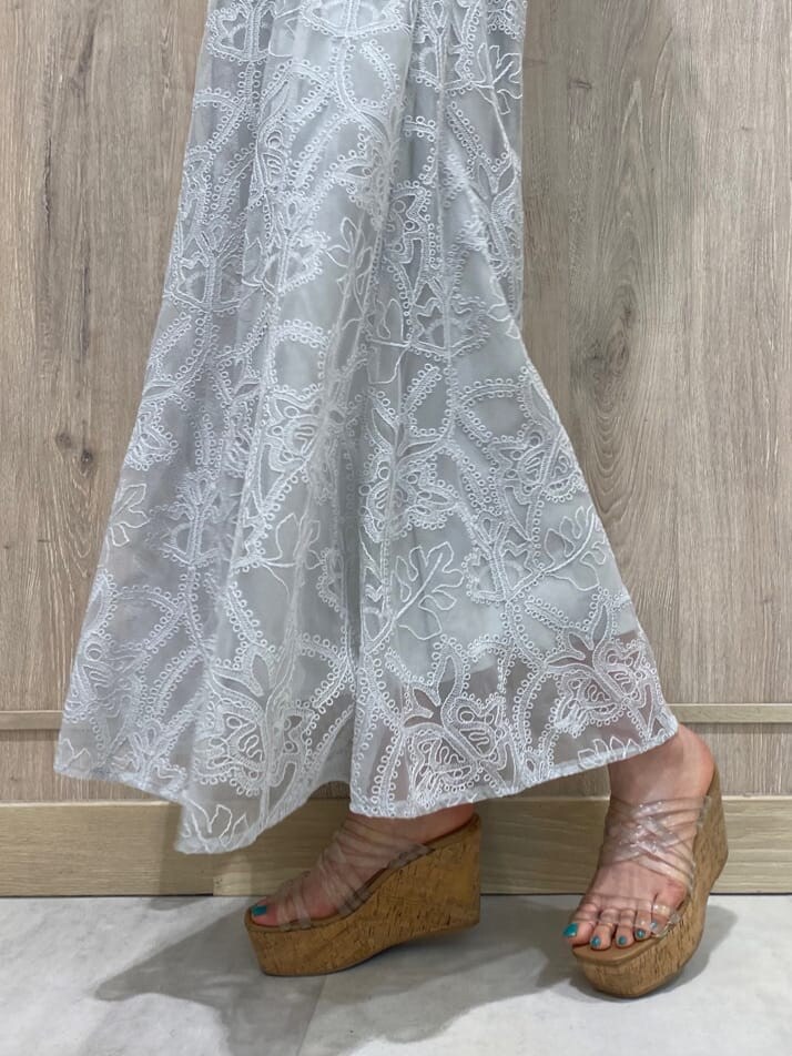 その他のサンダル、グリーン系のスカート、グリーン系のニット/セーターを着用したレディースの夏コーディネートの7枚目の写真