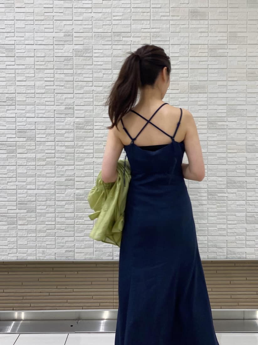 ブラック系のキャミソール、ブラック系のサンダル、イエロー系のシャツ/ブラウスを着用したレディースの春コーディネートの8枚目の写真