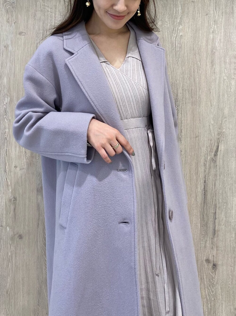 ホワイト系のその他シューズ、ピンク系のチェスターコート、ベージュ系のワンピースを着用したレディースの秋コーディネートの4枚目の写真