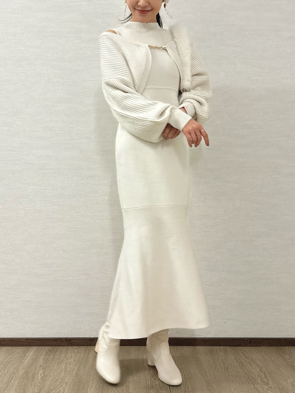 ホワイト系のワンピース、ホワイト系のショルダーバッグ、ホワイト系のブーツを着用したレディースの秋コーディネートの2枚目の写真