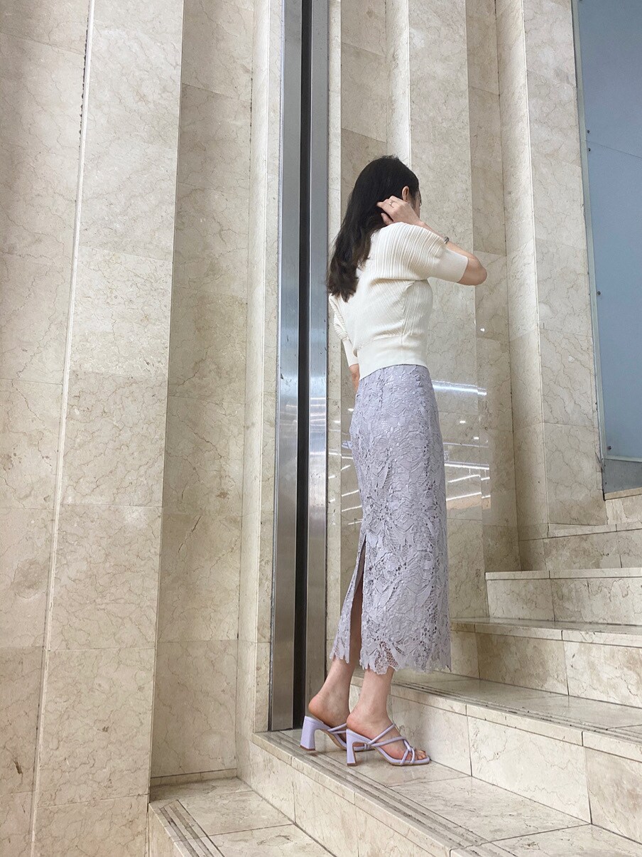 ホワイト系のハンドバッグ、パープル系のサンダル、パープル系のスカートを着用したレディースの春コーディネートの5枚目の写真