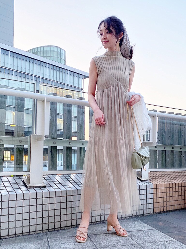 ホワイト系のシャツ/ブラウス、ベージュ系のワンピース、ベージュ系のサンダルを着用したレディースの春コーディネートの6枚目の写真