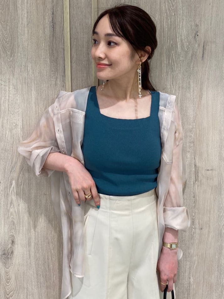 その他のサンダル、ブラック系のトートバッグ、ベージュ系のシャツ/ブラウスを着用したレディースの春コーディネートの2枚目の写真