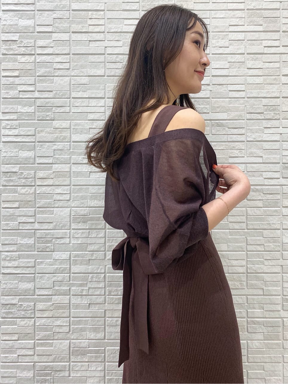 ホワイト系のTシャツ/カットソー、ホワイト系のハンドバッグ、その他のサンダルを着用したレディースの春コーディネートの6枚目の写真