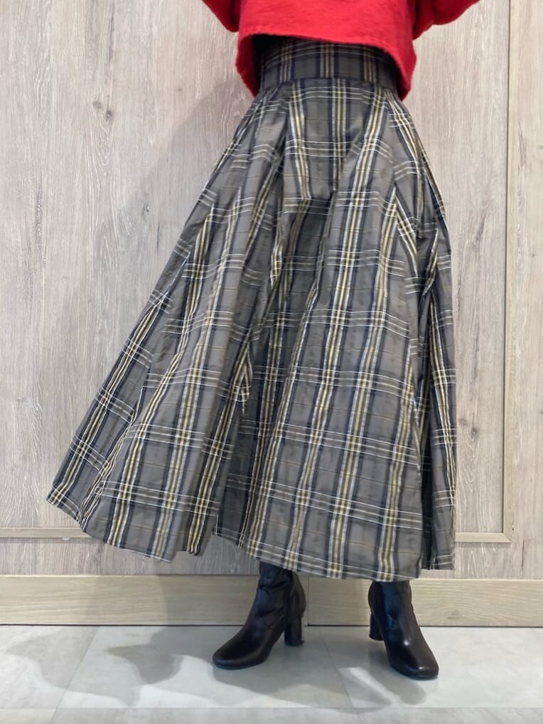 ベージュ系のスカート、ブラウン系のブーツ、ピンク系のニット/セーターを着用したレディースの秋コーディネートの8枚目の写真