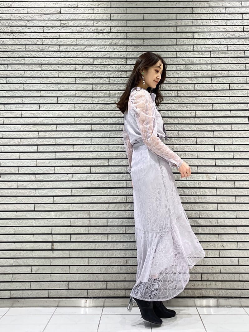 ホワイト系のTシャツ/カットソー、パープル系のシャツ/ブラウス、パープル系のスカートを着用したレディースの冬コーディネートの9枚目の写真